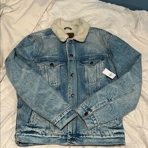 GAP Blue Denim Jacket with Cream Sherpa Collar Men’s Medium